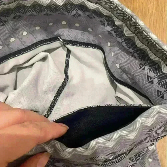 ALO YOGA Aztec Print Knee Length Leggings - Gently Worn - Great Condition - Picture 6 of 6